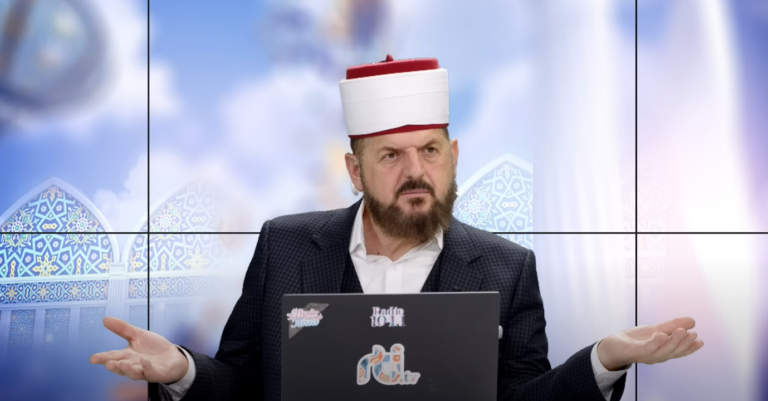 Çka bën hoxha Shefqet kur dikush i kallëzon se baba e ndjek me thikë?
